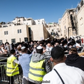 Religious people break through barriers at the Western Wall